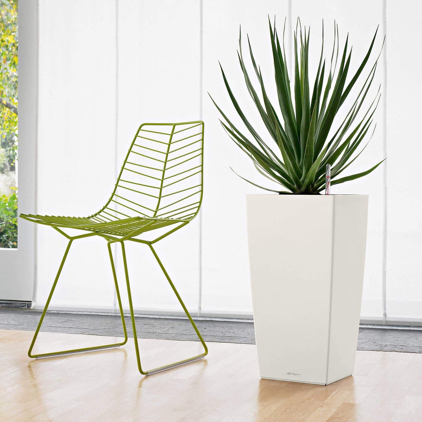 Lechuza CUBICO 30 self-watering flower pot in charcoal color with sleek modern design and built-in watering system.