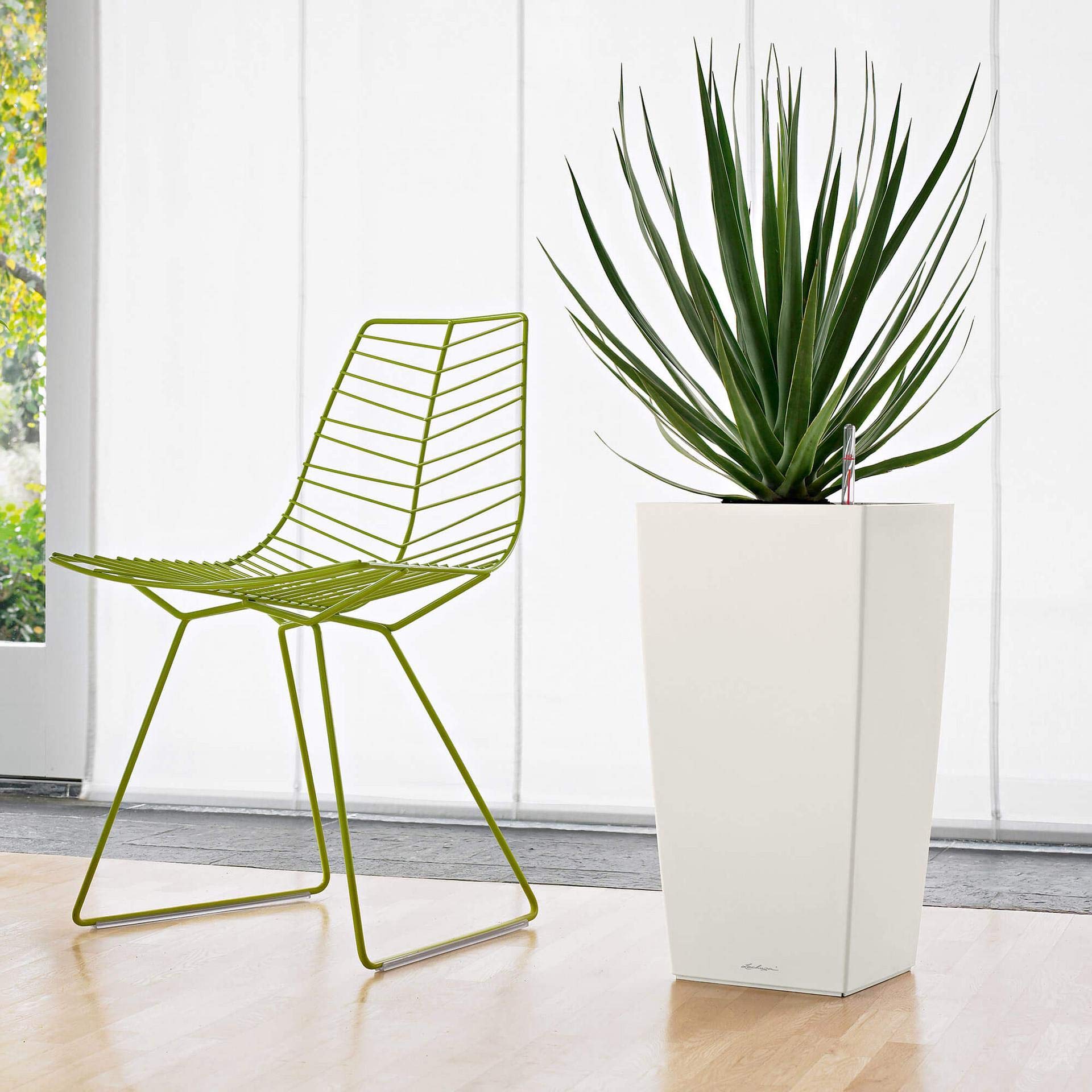 Lechuza CUBICO 30 self-watering flower pot in charcoal color with sleek modern design and built-in watering system.