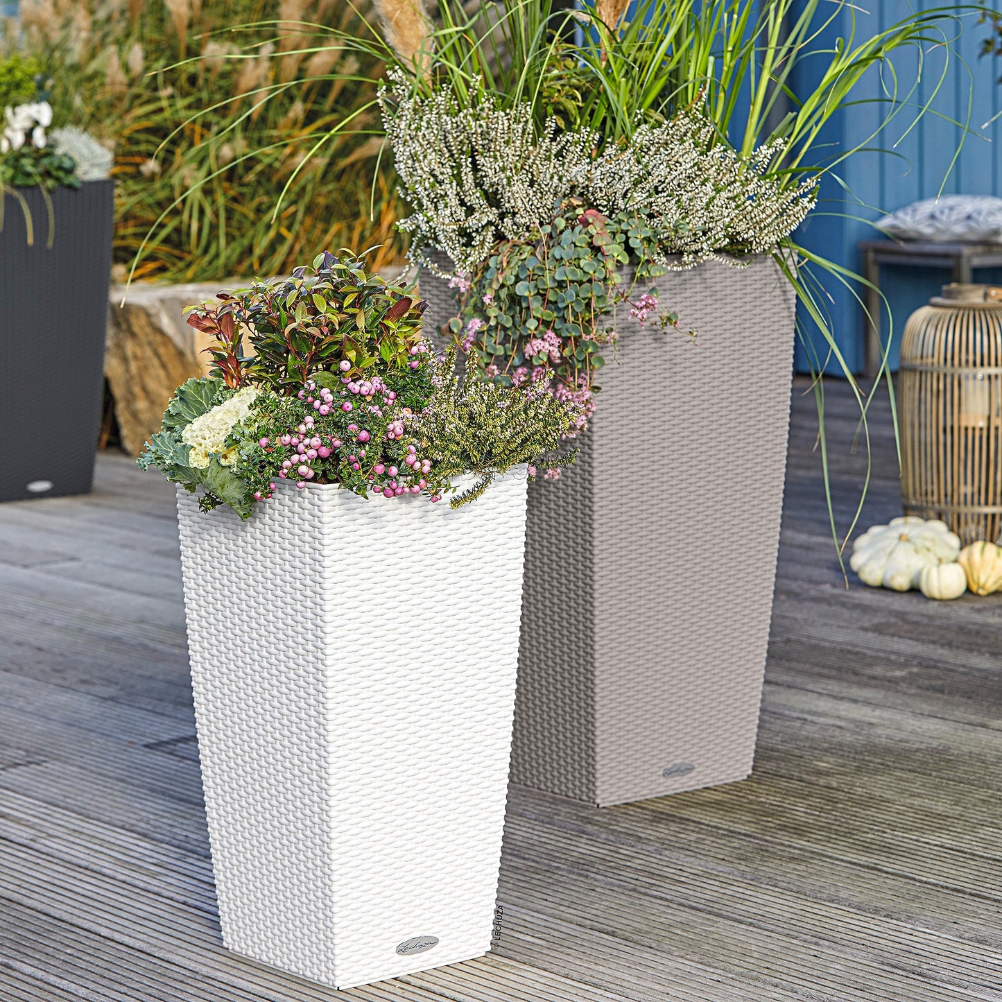 Lechuza CUBICO Cottage 30 self-watering flower planter in neutral tones, featuring a modern design with drainage system.
