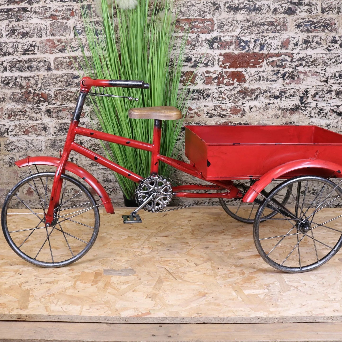 Maravi vintage-style mini tricycle ornament with detailed craftsmanship, ideal for decorative display or collectible collection.