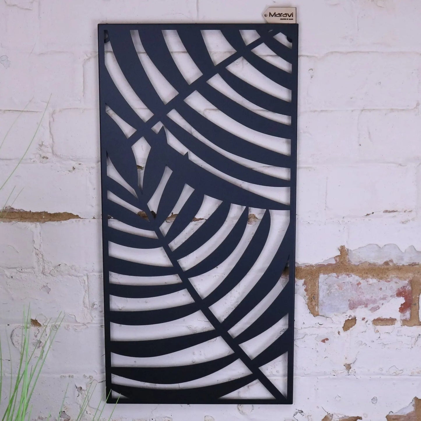 Maravi Kireta metal wall art featuring a black leaf design, showcasing intricate leaf patterns for decorative wall decor.