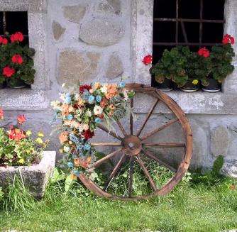 Set of 2 Decorative Vintage Wooden Wagon Wheels — Fir Wood Garden and Wall Décor