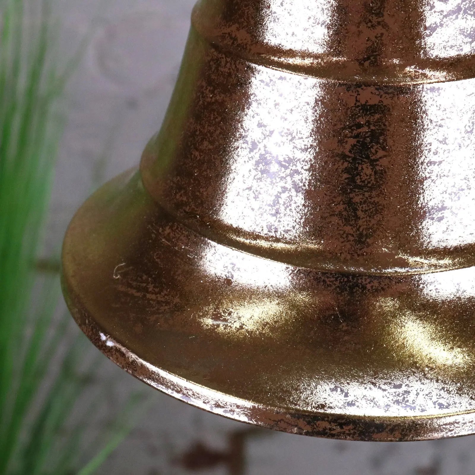 Maravi Yanika hanging gold reception bell, 20cm with a sleek design and shiny finish, perfect for welcoming guests.